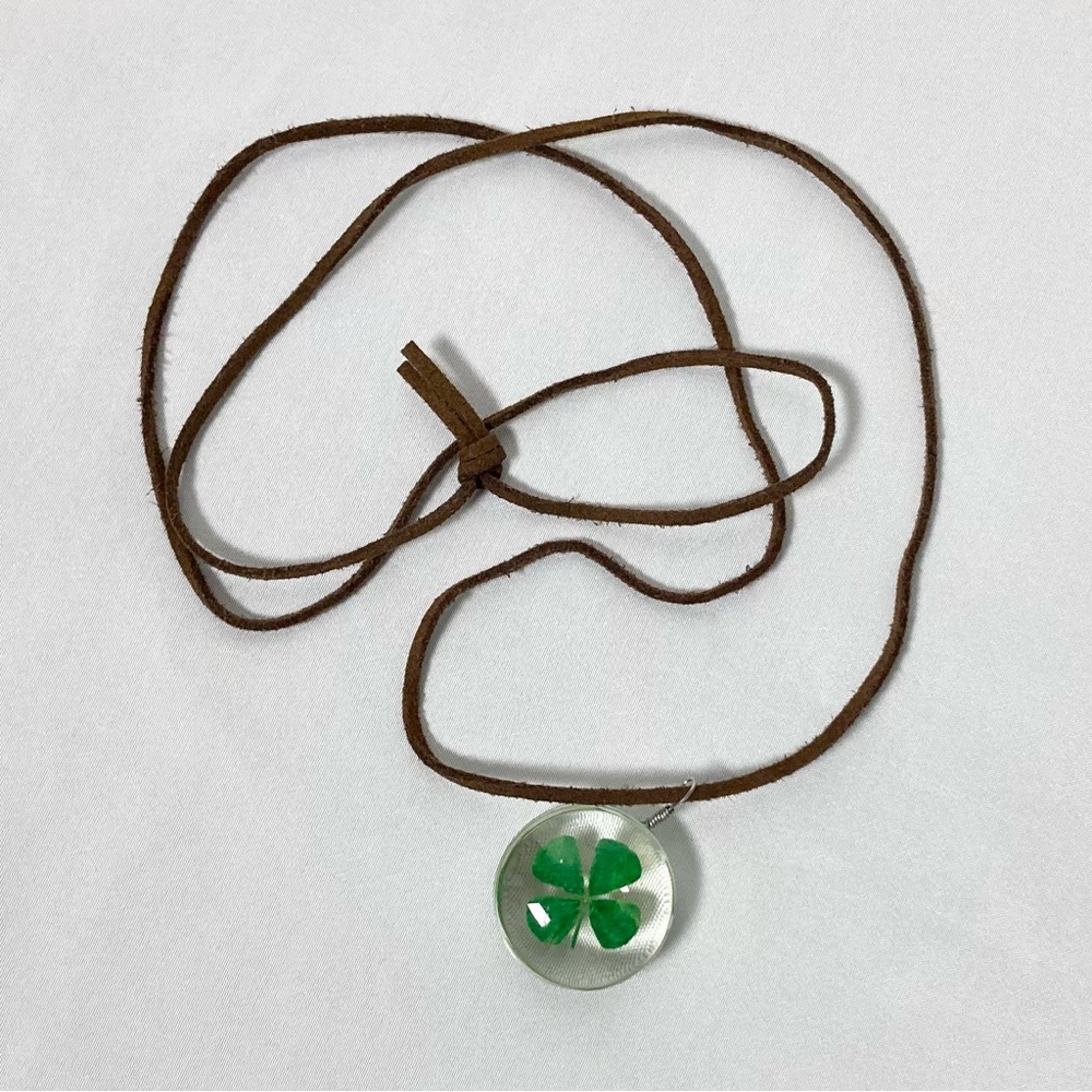 Vintage Acrylic Sealed Four Leaf Clover Pendant Necklace Brown Leather